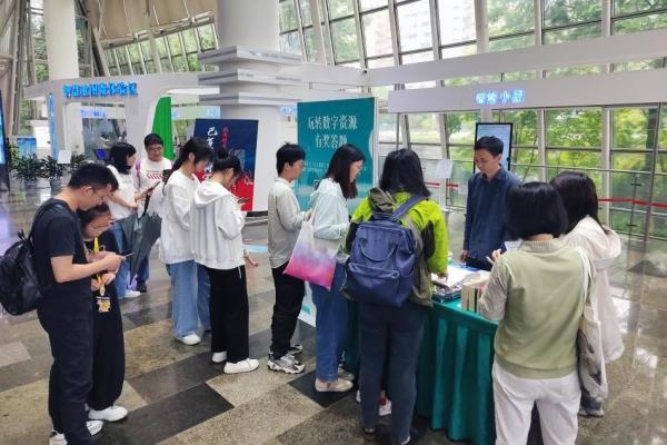 U-20240430115151-139.jpg 5“重图到家”读书月借阅有礼活动_副本.jpg