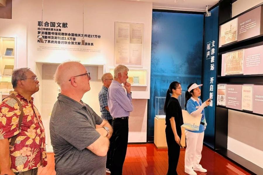 配图2：参观罗斯福图书馆旧址史实陈列展_副本