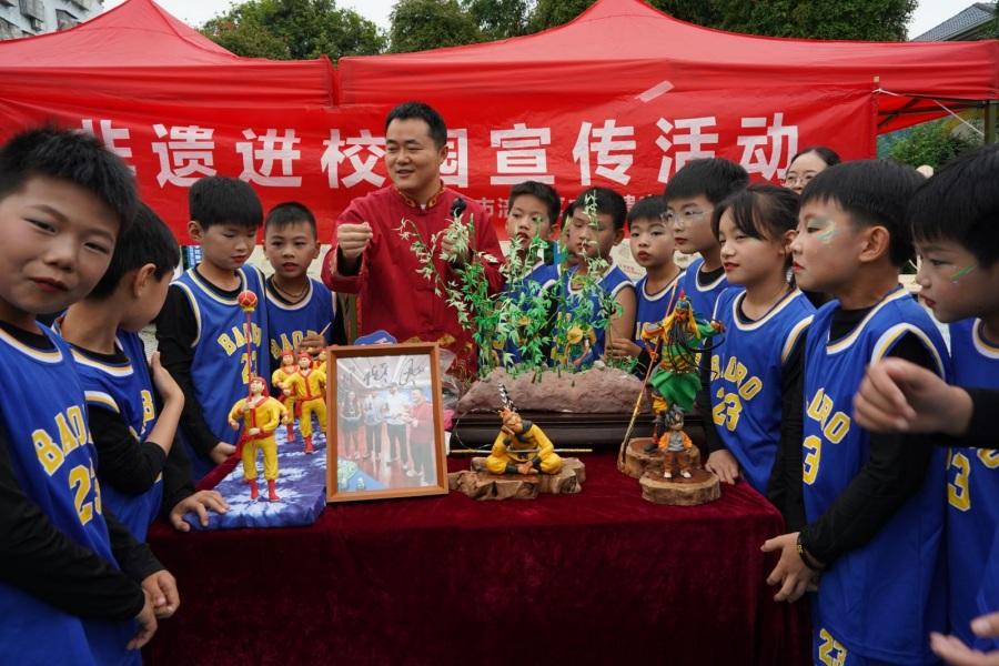 4“张氏面塑”非遗项目吸引学生体验_副本